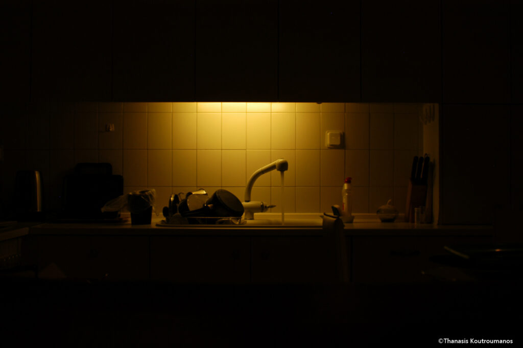 Conceptual photography, έγχρωμη, με θέμα μια κουζίνα σε τάξη μέσα στην αταξία της - Thanasis Koutroumanos