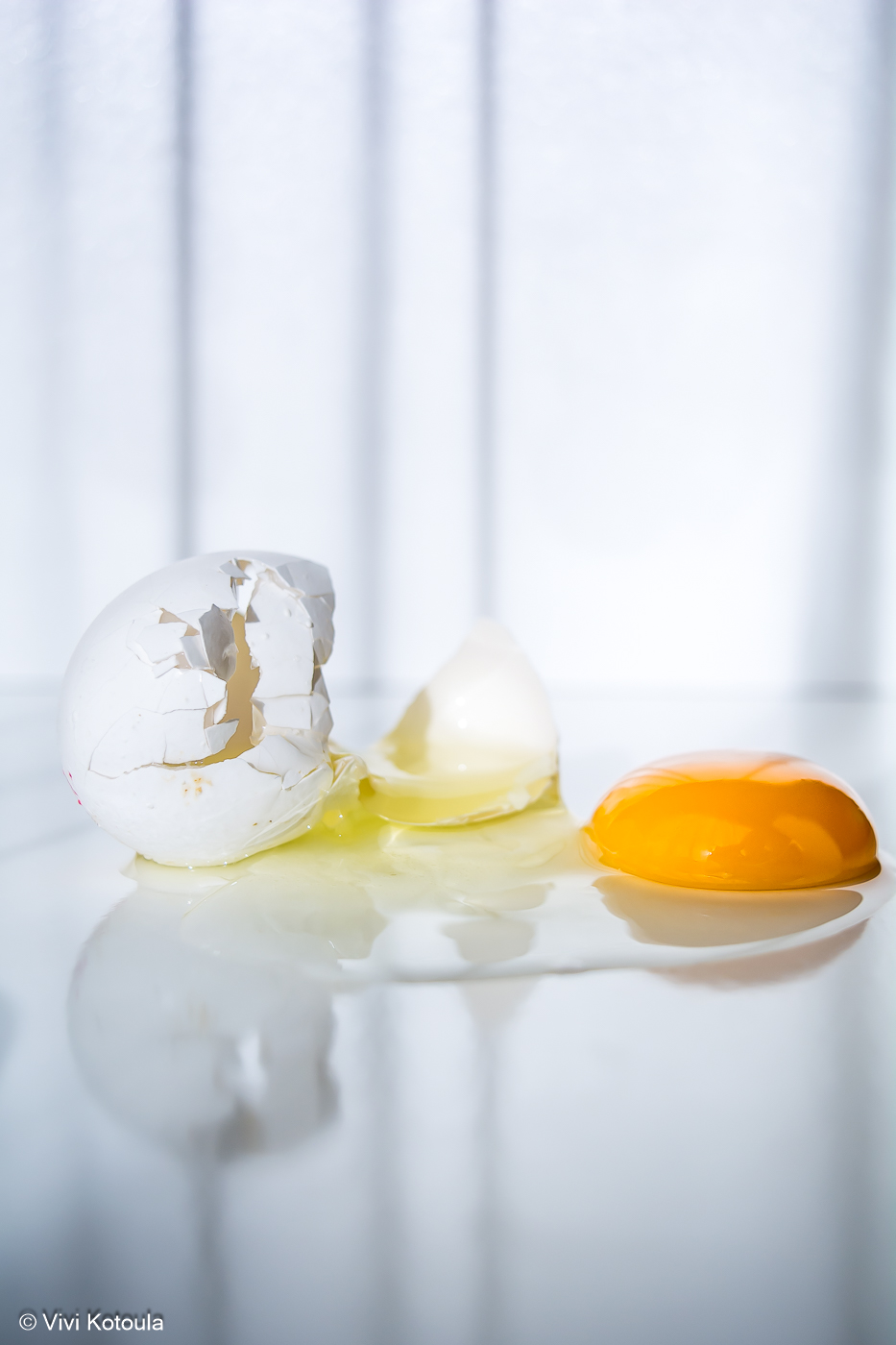 Μια φωτοϊστορία με αβγά, που το ένα δραπετεύει, κάποια άλλα ακολουθούν, όμως ποια θα είναι η κατάληξη; - Vivi Kotoula