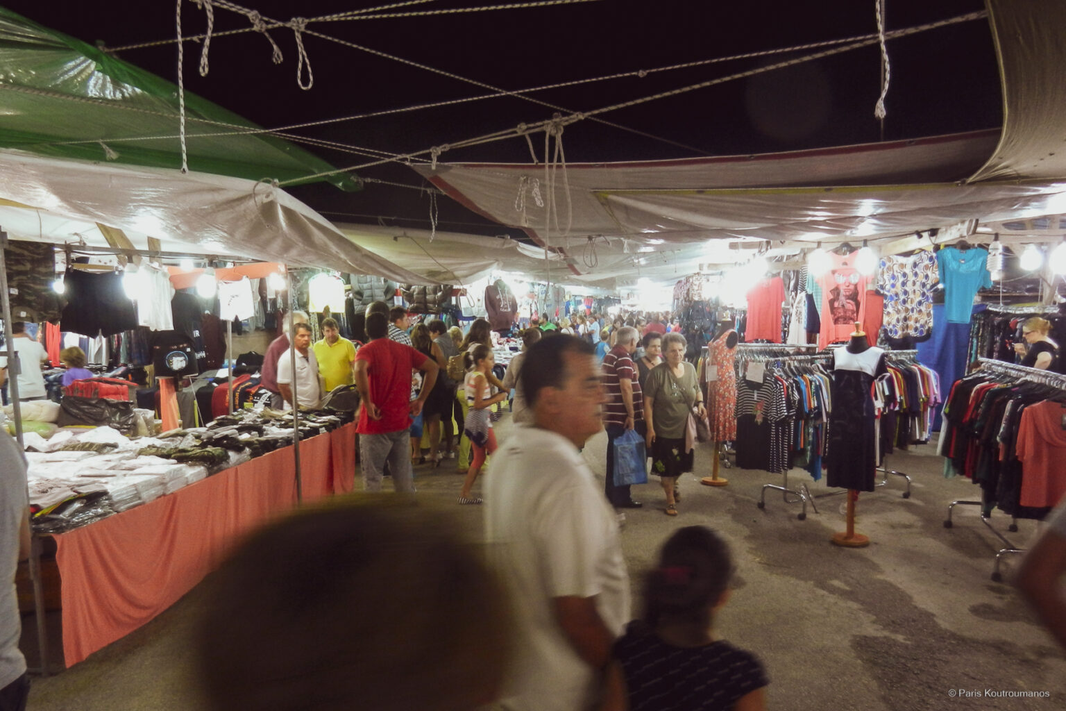 Παζάρι στην Ιστιαία στην Βόρεια Έυβοια. Εμποροπανήγυρης με ψητά κρέατα, μικροπωλητές, λούνα παρκ, κυλοτάκια και κουζινικά.