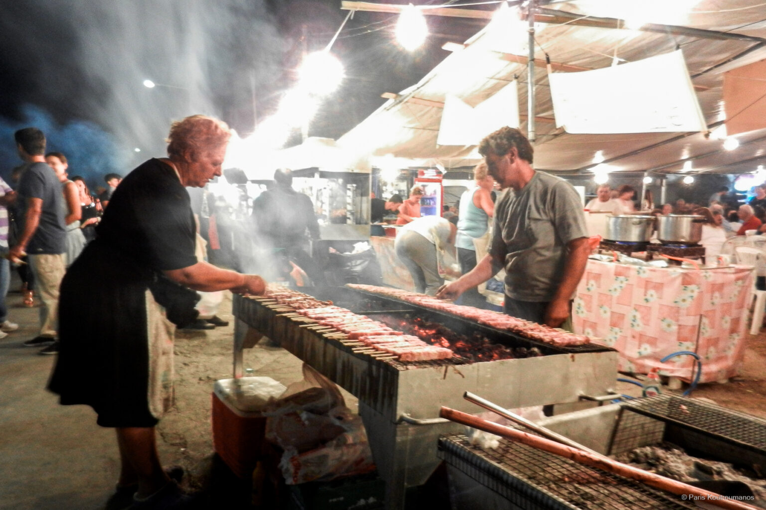 Παζάρι στην Ιστιαία στην Βόρεια Έυβοια. Εμποροπανήγυρης με ψητά κρέατα, μικροπωλητές, λούνα παρκ, κυλοτάκια και κουζινικά.