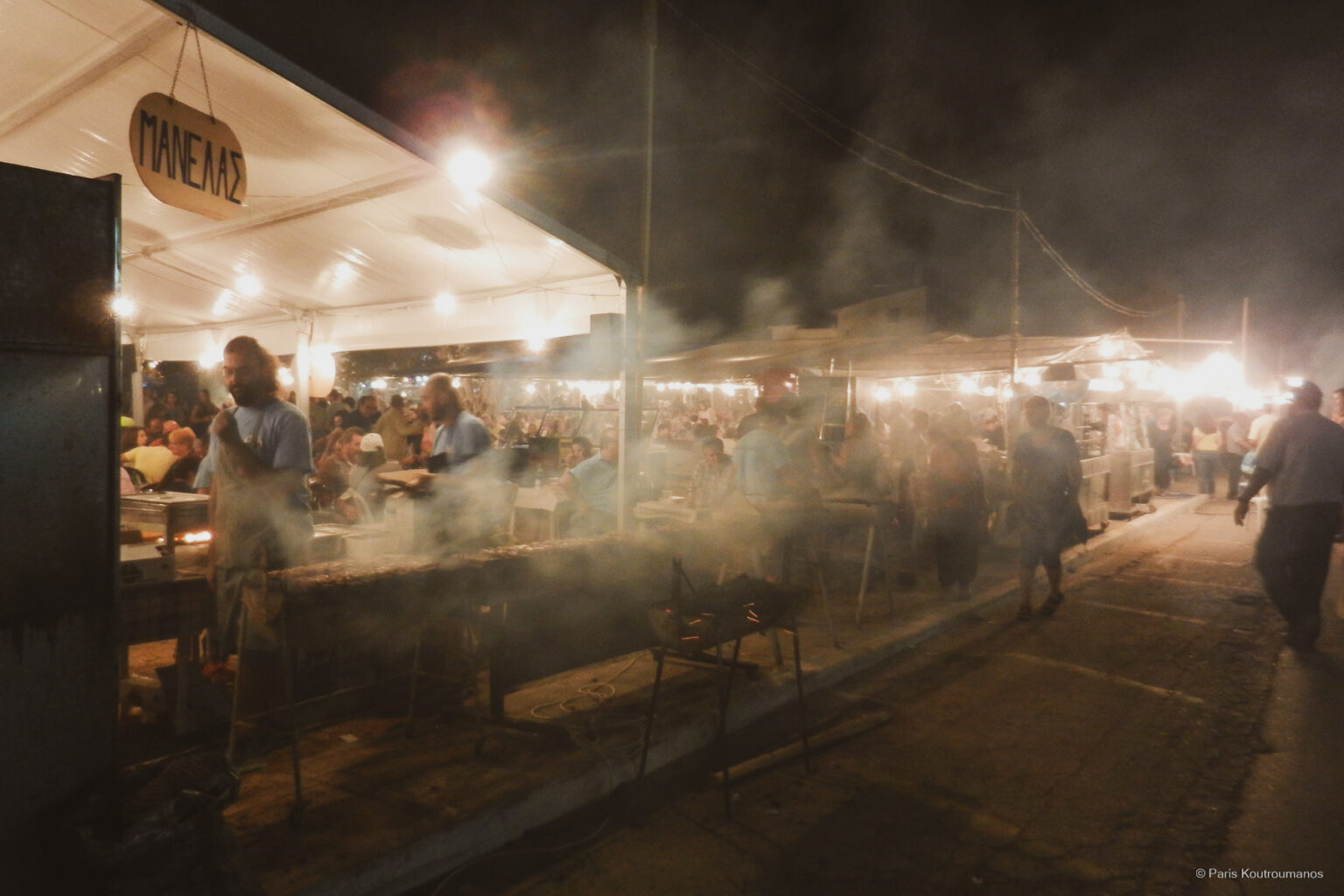 Παζάρι στην Ιστιαία στην Βόρεια Έυβοια. Εμποροπανήγυρης με ψητά κρέατα, μικροπωλητές, λούνα παρκ, κυλοτάκια και κουζινικά.