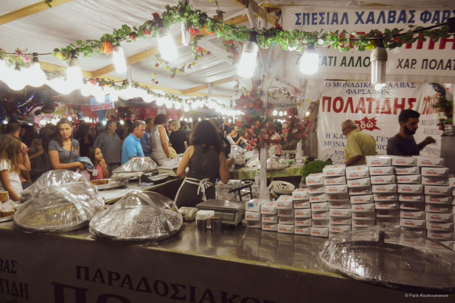 Παζάρι στην Ιστιαία στην Βόρεια Έυβοια. Εμποροπανήγυρης με ψητά κρέατα, μικροπωλητές, λούνα παρκ, κυλοτάκια και κουζινικά.