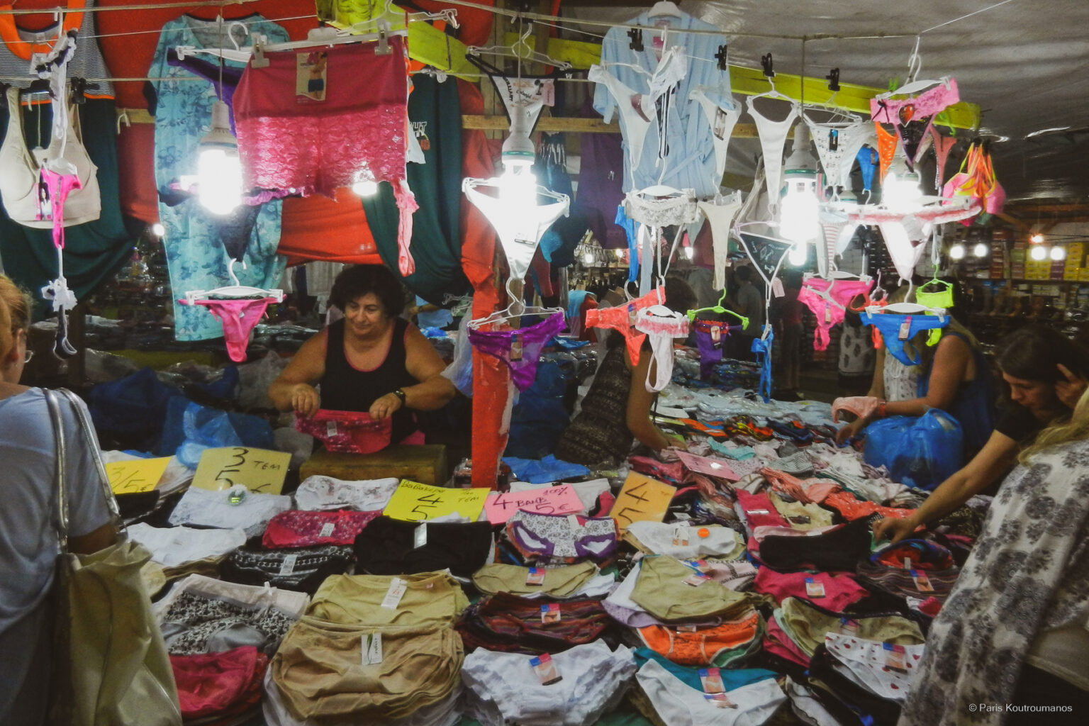 Παζάρι στην Ιστιαία στην Βόρεια Έυβοια. Εμποροπανήγυρης με ψητά κρέατα, μικροπωλητές, λούνα παρκ, κυλοτάκια και κουζινικά.