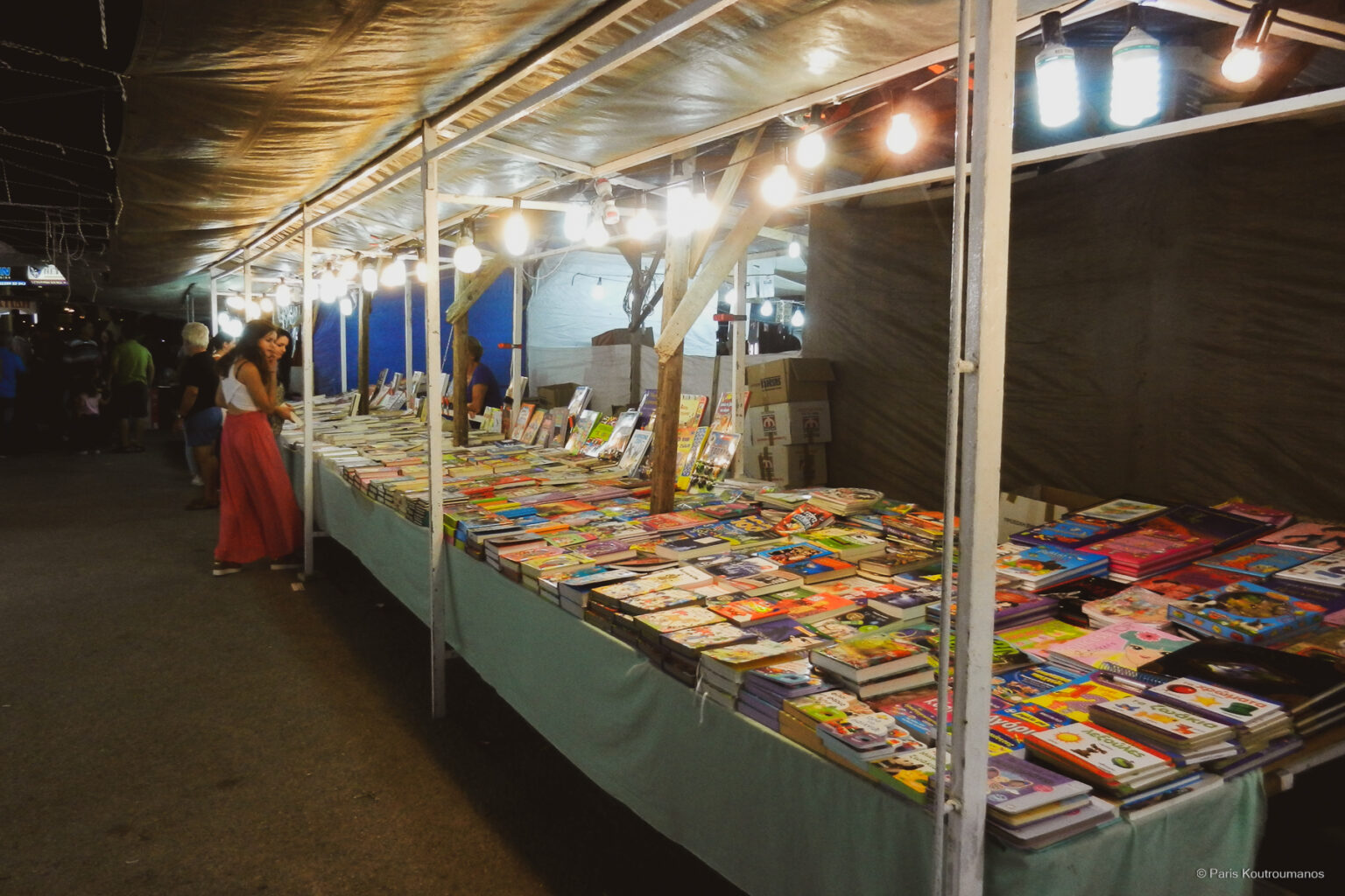 Παζάρι στην Ιστιαία στην Βόρεια Έυβοια. Εμποροπανήγυρης με ψητά κρέατα, μικροπωλητές, λούνα παρκ, κυλοτάκια και κουζινικά.