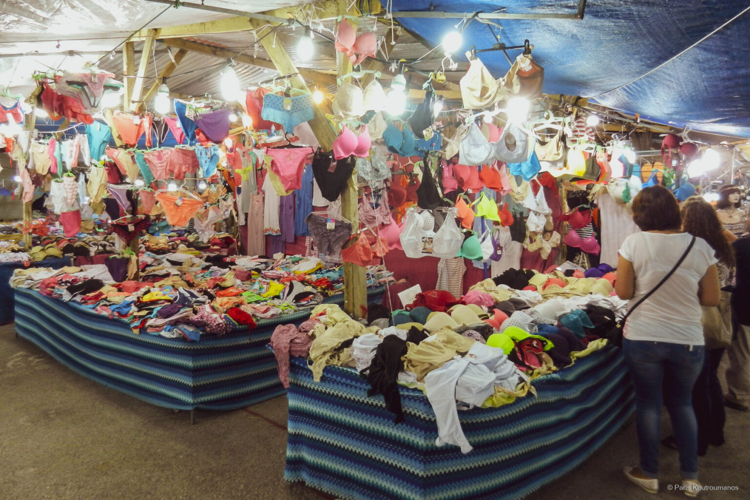 Παζάρι στην Ιστιαία στην Βόρεια Έυβοια. Εμποροπανήγυρης με ψητά κρέατα, μικροπωλητές, λούνα παρκ, κυλοτάκια και κουζινικά.