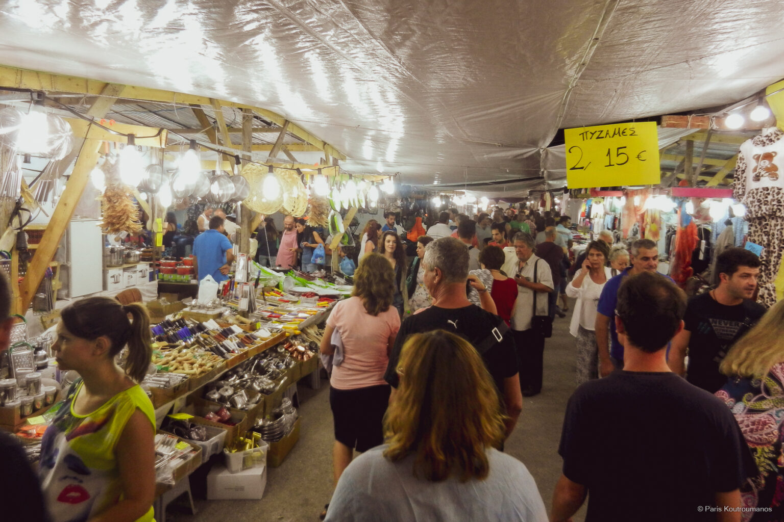 Παζάρι στην Ιστιαία στην Βόρεια Έυβοια. Εμποροπανήγυρης με ψητά κρέατα, μικροπωλητές, λούνα παρκ, κυλοτάκια και κουζινικά.