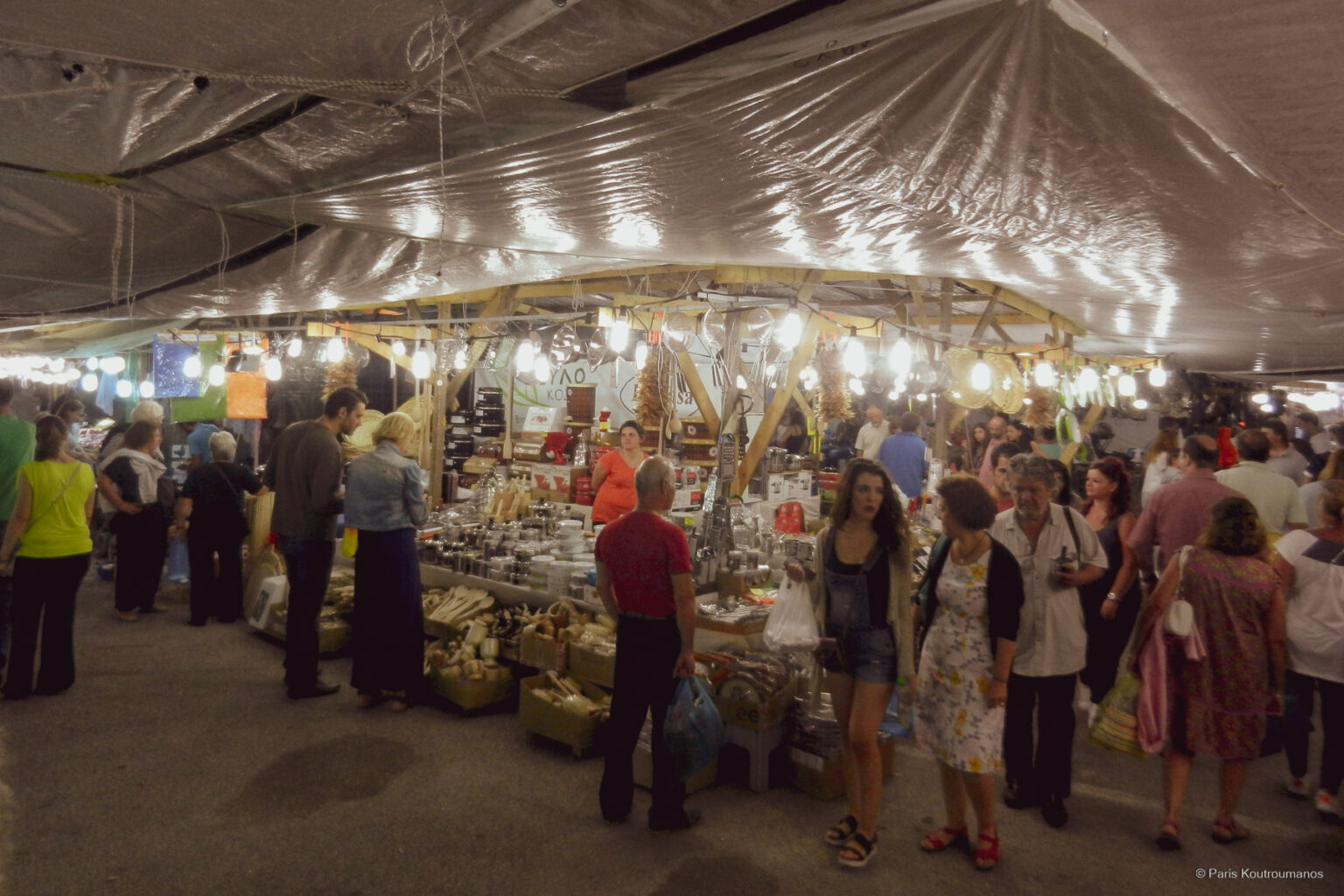 Παζάρι στην Ιστιαία στην Βόρεια Έυβοια. Εμποροπανήγυρης με ψητά κρέατα, μικροπωλητές, λούνα παρκ, κυλοτάκια και κουζινικά.