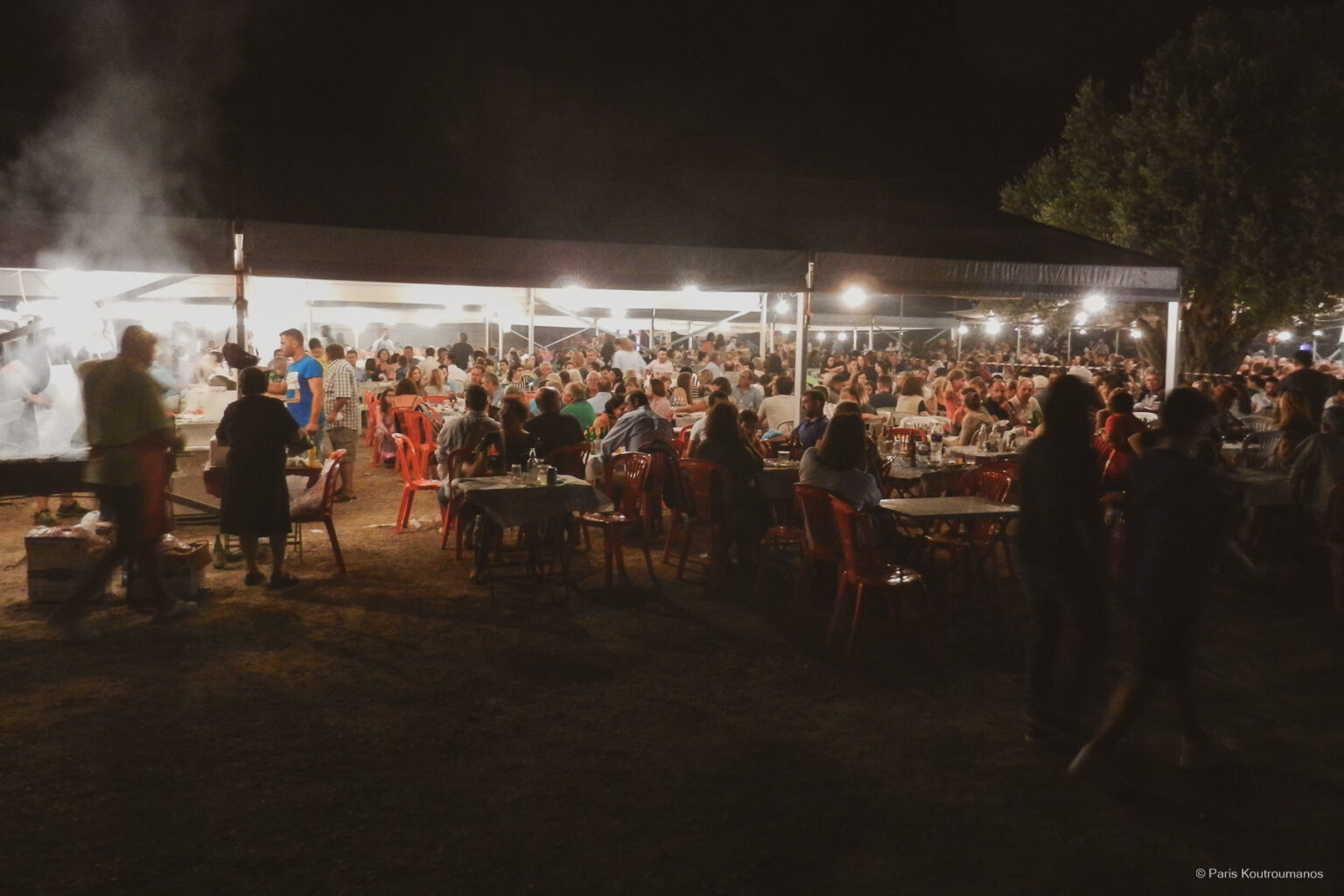 Παζάρι στην Ιστιαία στην Βόρεια Έυβοια. Εμποροπανήγυρης με ψητά κρέατα, μικροπωλητές, λούνα παρκ, κυλοτάκια και κουζινικά.