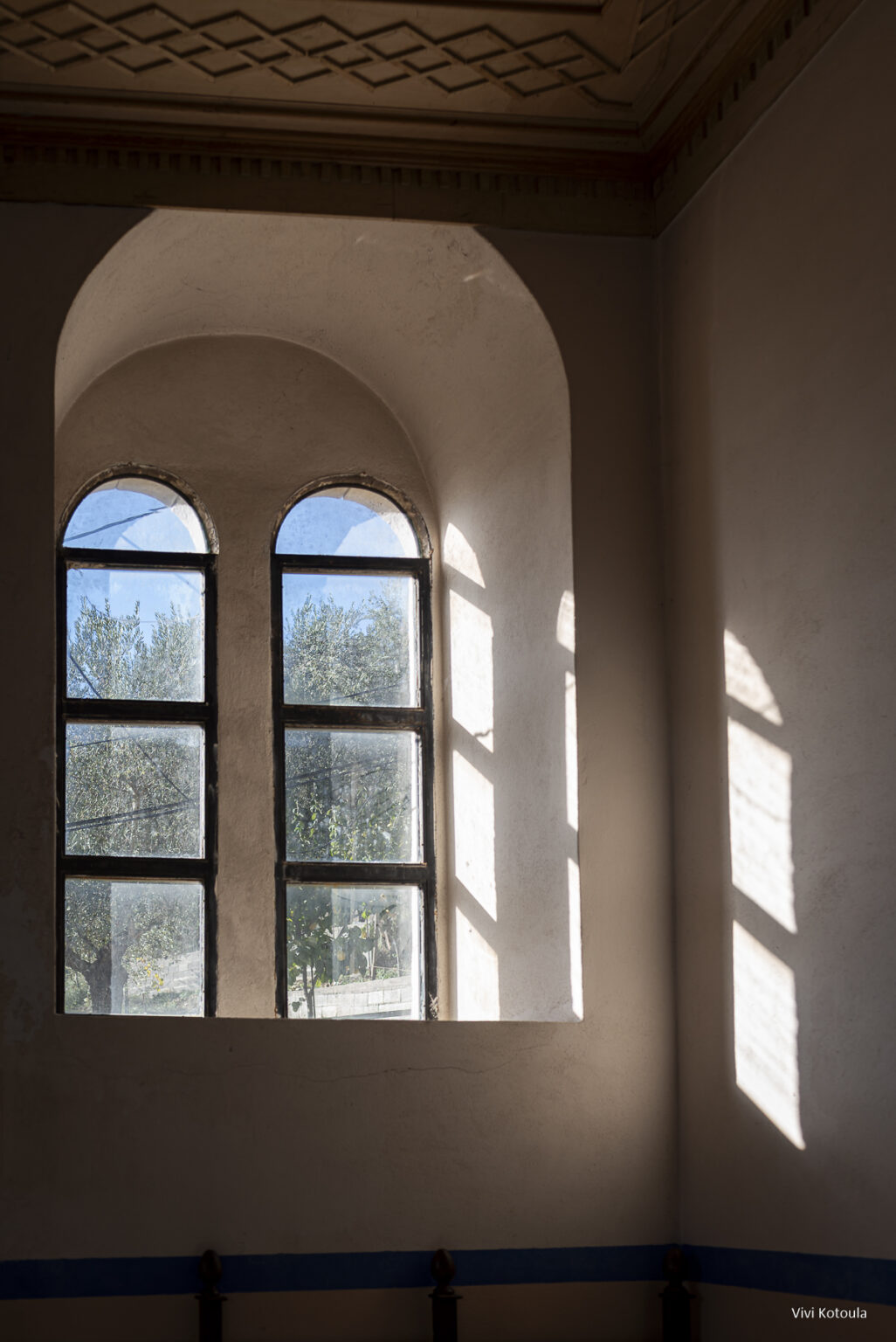 Framed Views - φωτογραφική συλλογή - Ο ελαιώνας έξω από την εκκλησία