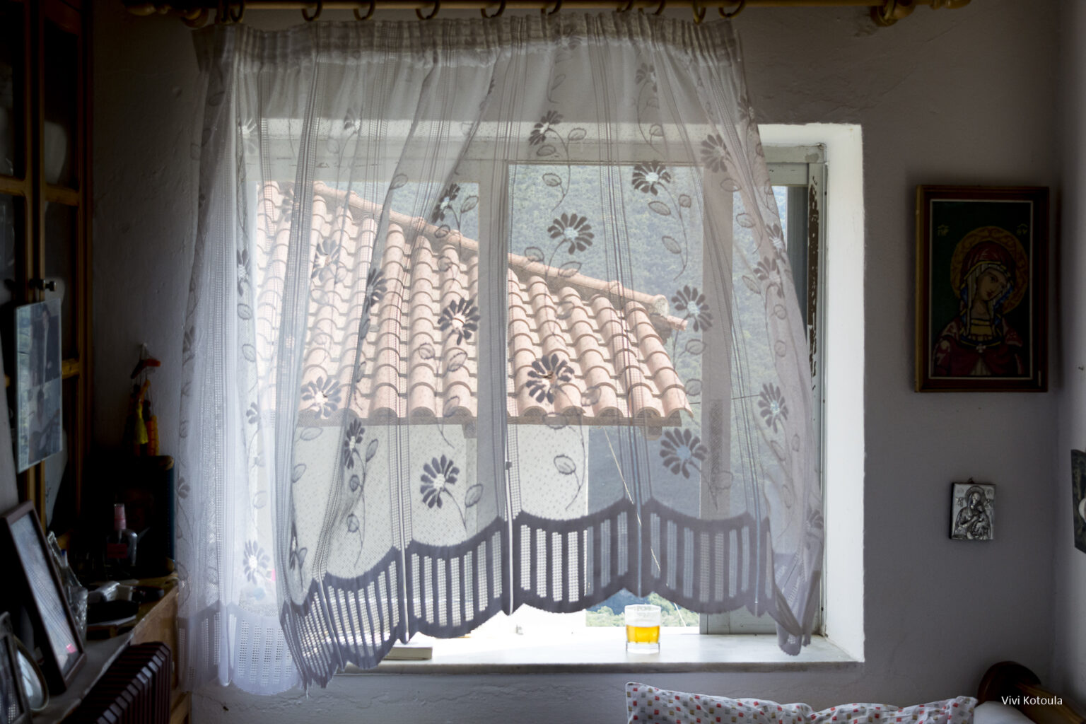 Framed Views - φωτογραφική συλλογή - Παράθυρο στο χωριό. Τα κεραμίδια σε πρώτο πλάνο και το καταπράσινο βουνό σε δεύτερα