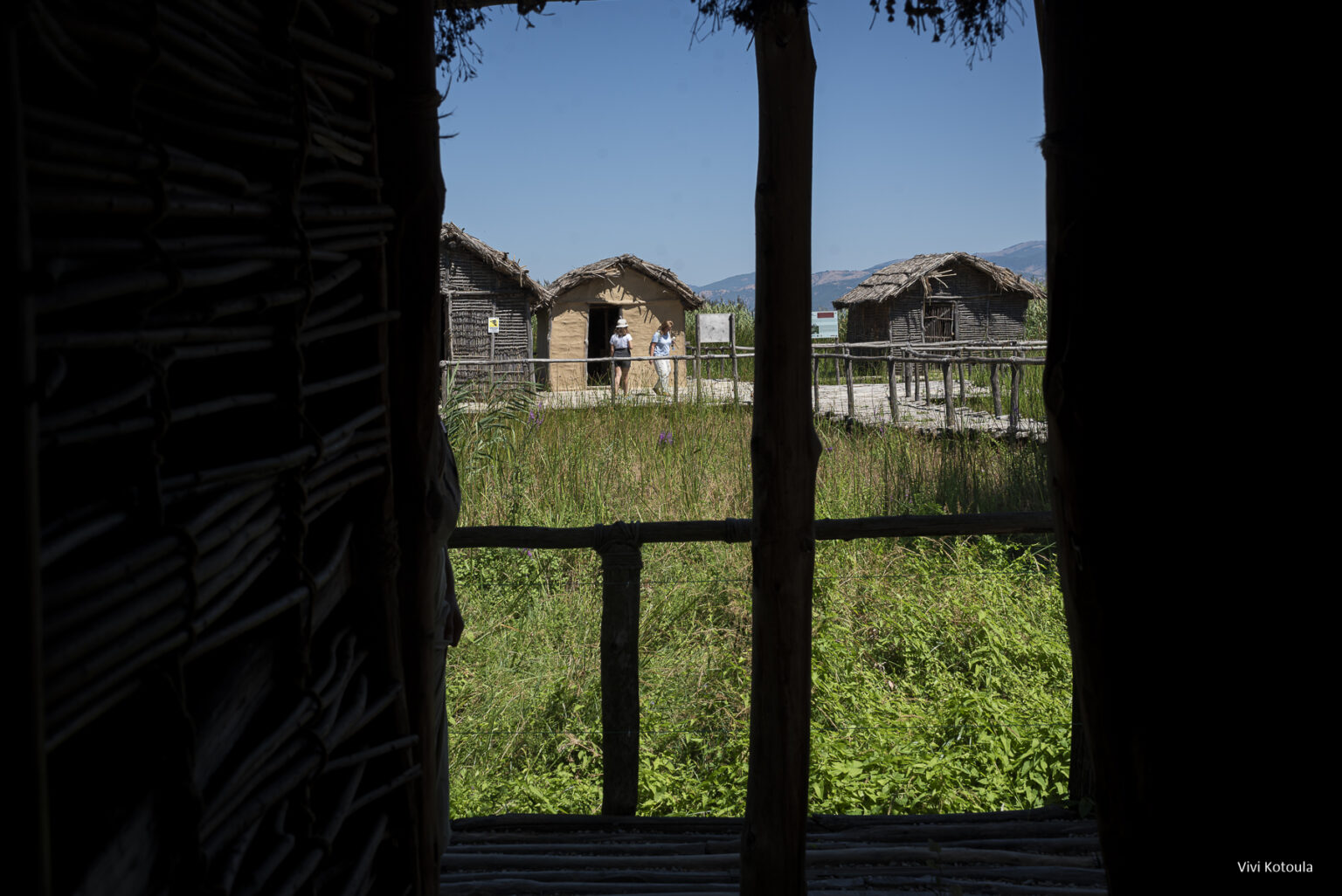 Framed Views - φωτογραφική συλλογή - Θέα μέσα από την καλύβα στον παραλίμνιο οικισμό