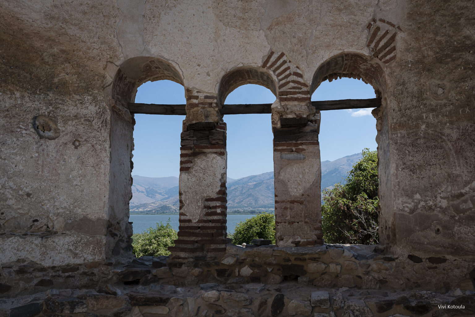 Framed Views - φωτογραφική συλλογή - Ατενίζοντας τη λίμνη και τα βουνά μέσα από τα ερείπια του βυζαντινού ναού στις Πρέσπες