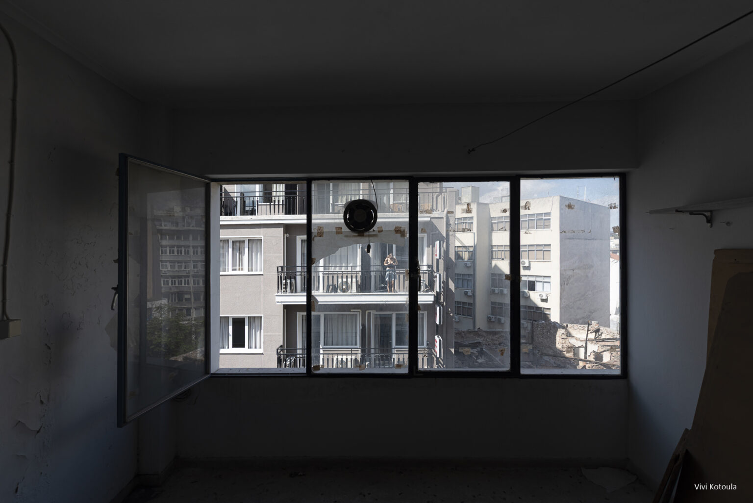 Framed Views - φωτογραφική συλλογή - Παράθυρο με θέα σε κεντρικό σημείο της Αθήνας