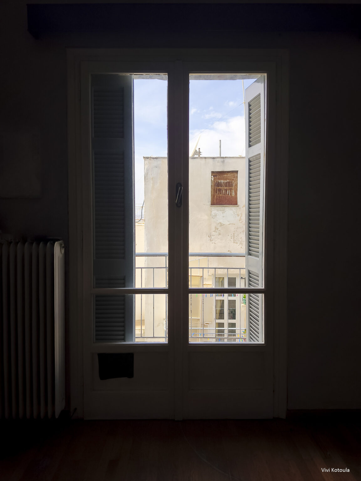 Framed Views - φωτογραφική συλλογή - Η θέα στο αστικό τοπίο από την μπαλκονόπορτα του υπνοδωματίου μιας αθηναϊκής κατοικίας στο κέντρο της πόλης